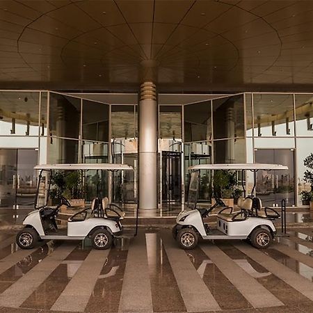 Millennium Hail Hotel מראה חיצוני תמונה Golf carts at the entrance of the hotel