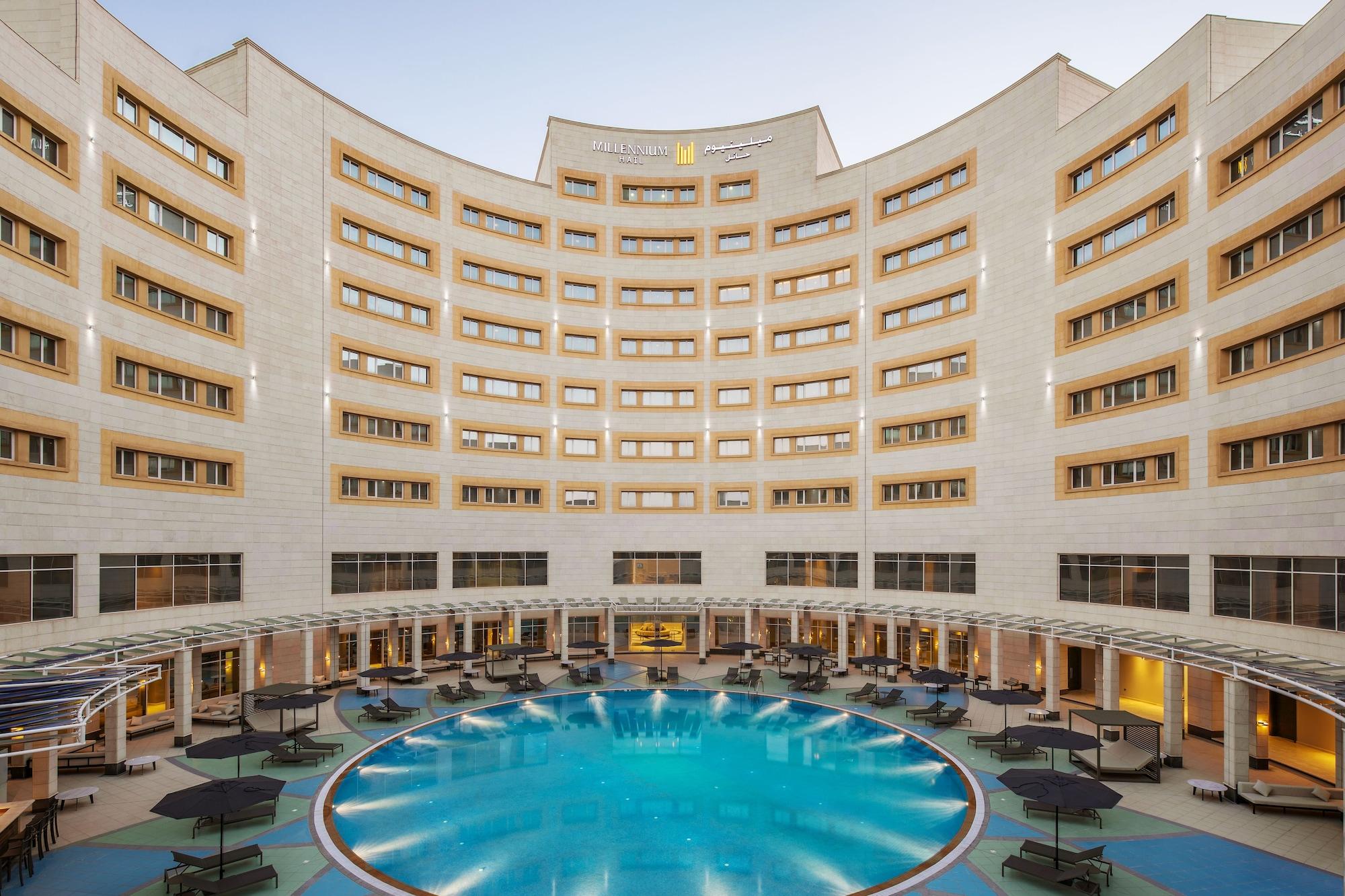 Millennium Hail Hotel מראה חיצוני תמונה The pool at the hotel