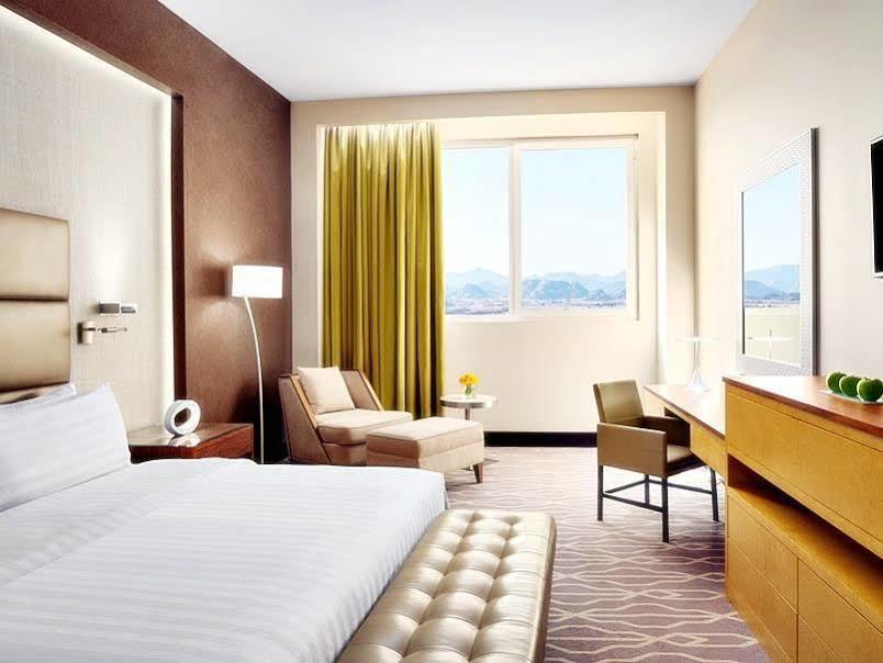 Millennium Hail Hotel מראה חיצוני תמונה A guest room at the Conrad Punta del Este