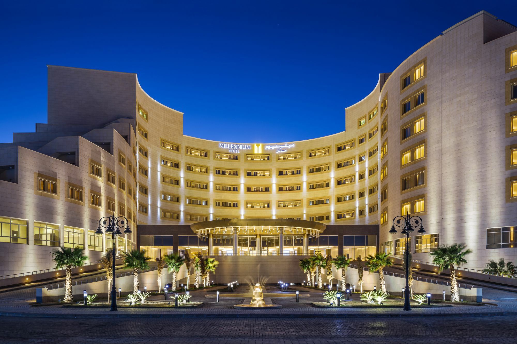Millennium Hail Hotel מראה חיצוני תמונה The hotel at night