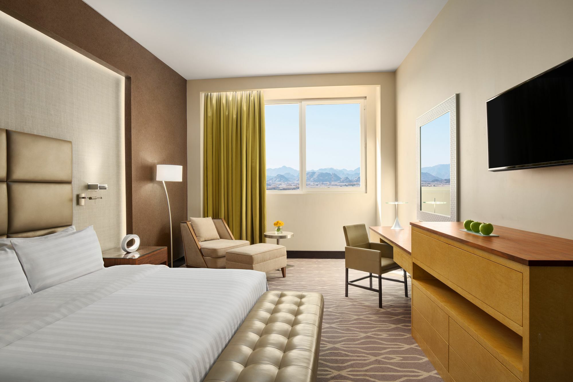 Millennium Hail Hotel מראה חיצוני תמונה A guest room at the Hilton Garden Inn