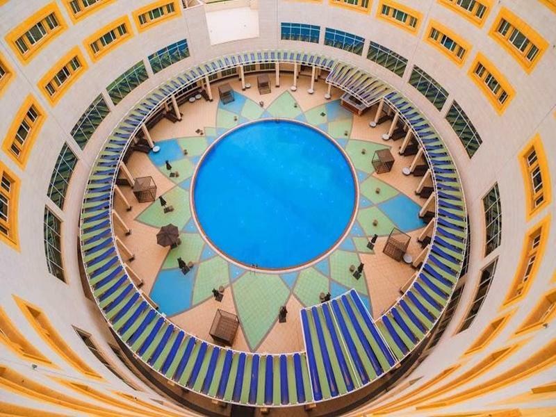 Millennium Hail Hotel מראה חיצוני תמונה The atrium of the school